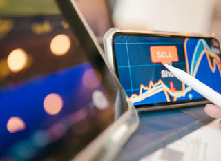 Operador de múltiplos mercados analisando opções de Bitcoin, Ethereum e forex